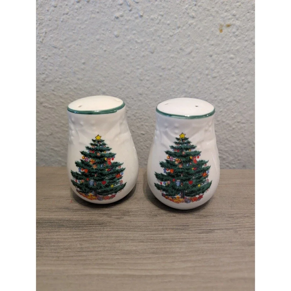 Super Cute Vintage Christmas Tree Ceramic Salt & Pepper Shaker Set